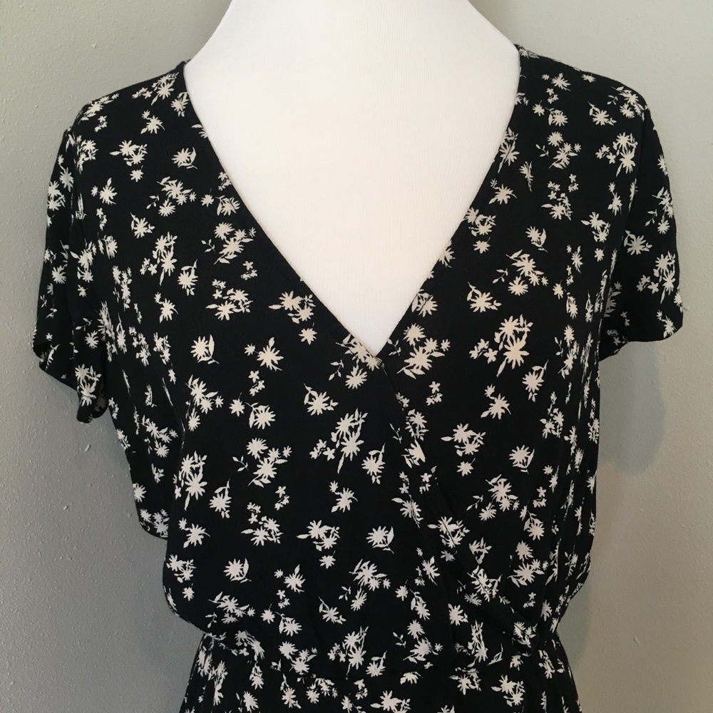Forever 21 Romper Medium Floral Surplice - Picture 4 of 7